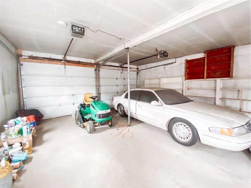 4823 46 Avenue, Spirit River, AB - Indoor Photo Showing Garage