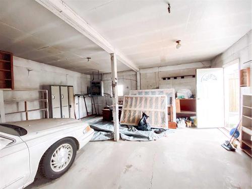 4823 46 Avenue, Spirit River, AB - Indoor Photo Showing Garage