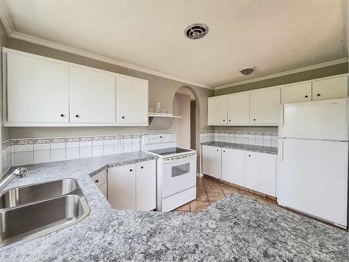 9806 104 Street, Grande Cache, AB - Indoor Photo Showing Kitchen With Double Sink