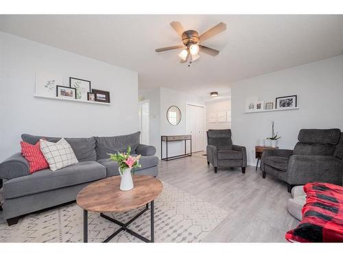 9001 64 Avenue, Grande Prairie, AB - Indoor Photo Showing Living Room