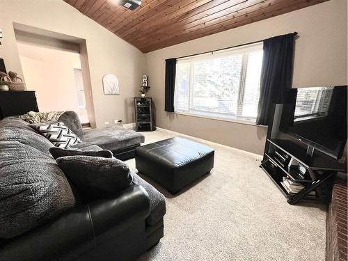 9814 75 Avenue, Grande Prairie, AB - Indoor Photo Showing Living Room