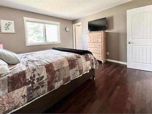 9814 75 Avenue, Grande Prairie, AB - Indoor Photo Showing Bedroom