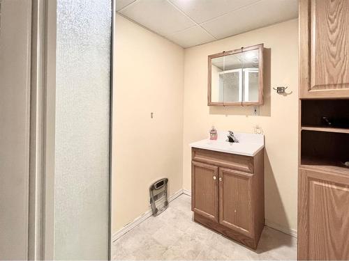 9814 75 Avenue, Grande Prairie, AB - Indoor Photo Showing Bathroom