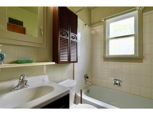 10315 101 Street, Peace River, AB - Indoor Photo Showing Bathroom