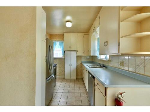 10315 101 Street, Peace River, AB - Indoor Photo Showing Kitchen With Double Sink