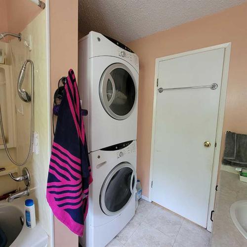 11719 103 Street, Peace River, AB - Indoor Photo Showing Laundry Room