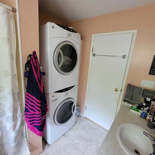 11719 103 Street, Peace River, AB - Indoor Photo Showing Laundry Room