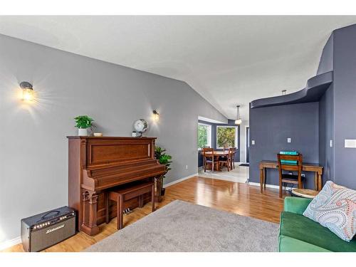 9824 65 Avenue, Grande Prairie, AB - Indoor Photo Showing Living Room