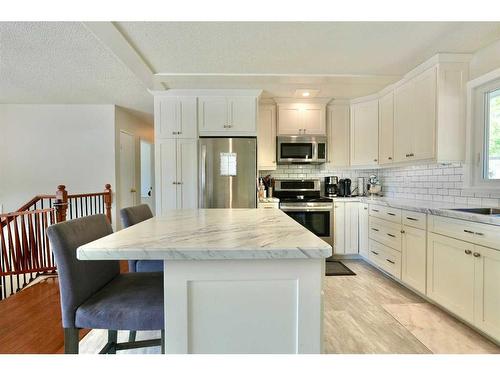 11513 103 Street, Peace River, AB - Indoor Photo Showing Kitchen With Upgraded Kitchen