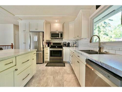 11513 103 Street, Peace River, AB - Indoor Photo Showing Kitchen With Double Sink With Upgraded Kitchen