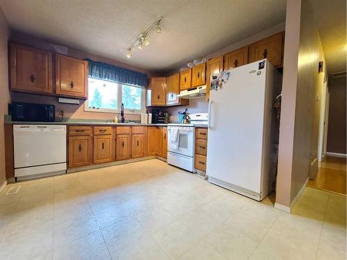 7529 96 Street, Peace River, AB - Indoor Photo Showing Kitchen