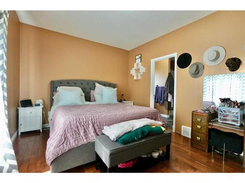 9117 134 Avenue, Peace River, AB - Indoor Photo Showing Bedroom