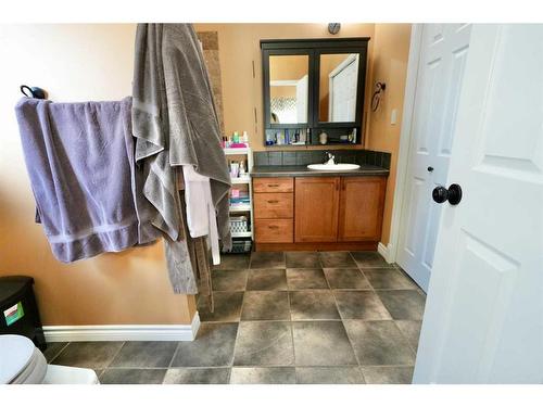 9117 134 Avenue, Peace River, AB - Indoor Photo Showing Bathroom
