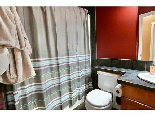 9117 134 Avenue, Peace River, AB - Indoor Photo Showing Bathroom