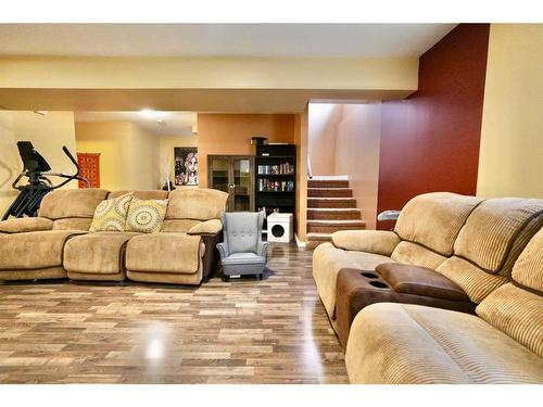 9117 134 Avenue, Peace River, AB - Indoor Photo Showing Living Room