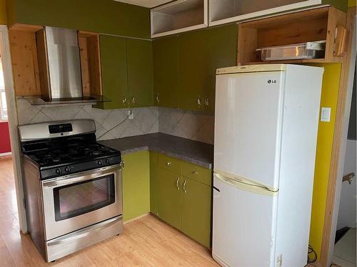 10909 105 Avenue, Fairview, AB - Indoor Photo Showing Kitchen