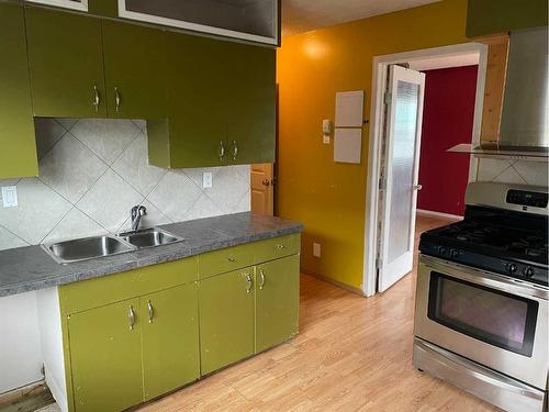 10909 105 Avenue, Fairview, AB - Indoor Photo Showing Kitchen With Double Sink