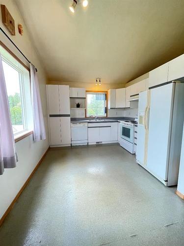 26-1St Avenue Sw, Joussard, AB - Indoor Photo Showing Kitchen