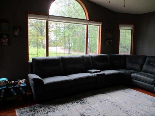 220037-692 Road East, Rural Northern Lights, County Of, AB - Indoor Photo Showing Living Room