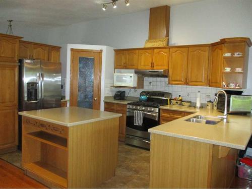 220037-692 Road East, Rural Northern Lights, County Of, AB - Indoor Photo Showing Kitchen With Double Sink