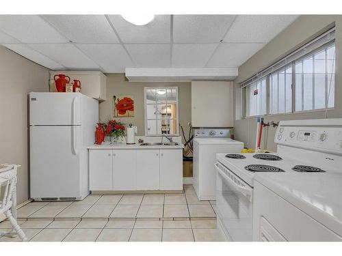 9906 105 Avenue, Grande Prairie, AB - Indoor Photo Showing Kitchen