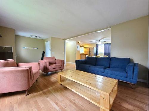 10921 92 Street, Peace River, AB - Indoor Photo Showing Living Room