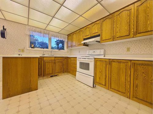 5435 51 Street, Berwyn, AB - Indoor Photo Showing Kitchen