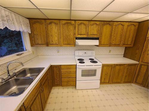 5435 51 Street, Berwyn, AB - Indoor Photo Showing Kitchen With Double Sink