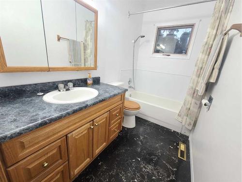 5435 51 Street, Berwyn, AB - Indoor Photo Showing Bathroom