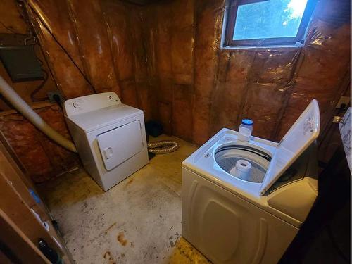 5435 51 Street, Berwyn, AB - Indoor Photo Showing Laundry Room