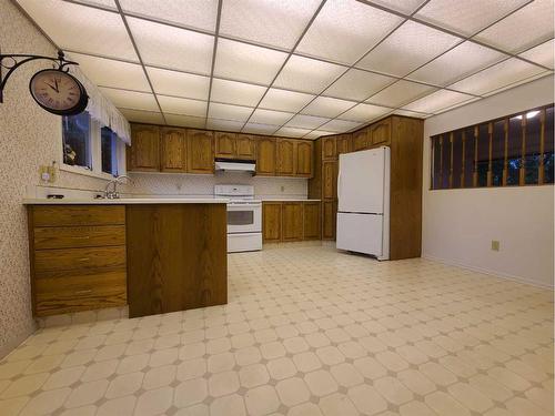 5435 51 Street, Berwyn, AB - Indoor Photo Showing Kitchen