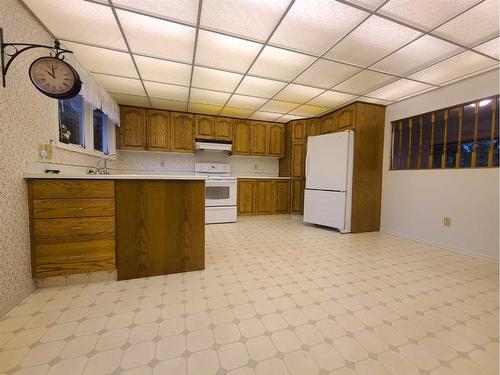 5435 51 Street, Berwyn, AB - Indoor Photo Showing Kitchen