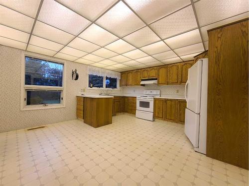 5435 51 Street, Berwyn, AB - Indoor Photo Showing Kitchen