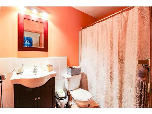 8133 106A Street, Grande Prairie, AB - Indoor Photo Showing Bathroom