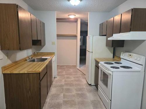 103-7802 99 Street, Peace River, AB - Indoor Photo Showing Kitchen