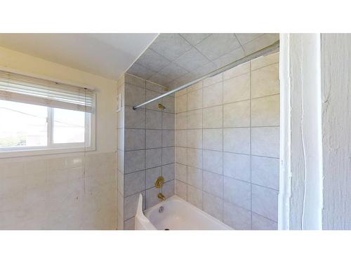 9837 100A Avenue, Sexsmith, AB - Indoor Photo Showing Bathroom