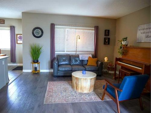10606 128 Avenue, Grande Prairie, AB - Indoor Photo Showing Living Room
