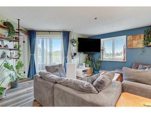 207-10405 99 Avenue, Grande Prairie, AB - Indoor Photo Showing Living Room