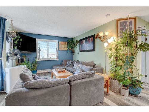 207-10405 99 Avenue, Grande Prairie, AB - Indoor Photo Showing Living Room