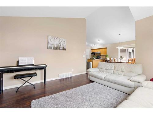 117 Pinnacle Avenue, Grande Prairie, AB - Indoor Photo Showing Living Room