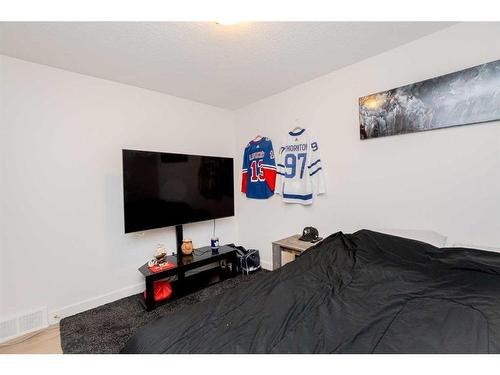 A/B-8918 71 Avenue, Grande Prairie, AB - Indoor Photo Showing Bedroom