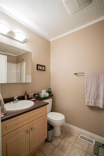 1-6-10709 108 Avenue, Fairview, AB - Indoor Photo Showing Bathroom