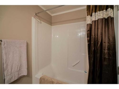 1-6-10709 108 Avenue, Fairview, AB - Indoor Photo Showing Bathroom