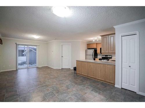 1-6-10709 108 Avenue, Fairview, AB - Indoor Photo Showing Kitchen