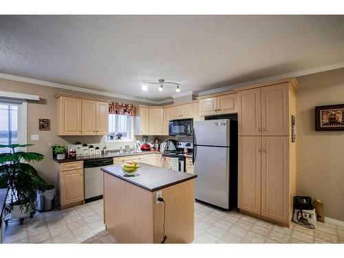 1-6-10709 108 Avenue, Fairview, AB - Indoor Photo Showing Kitchen