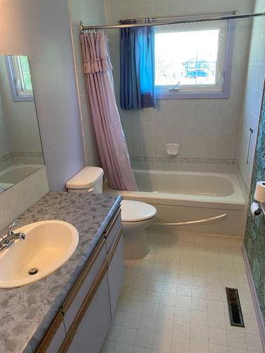 8603 98 Street, Grande Prairie, AB - Indoor Photo Showing Bathroom