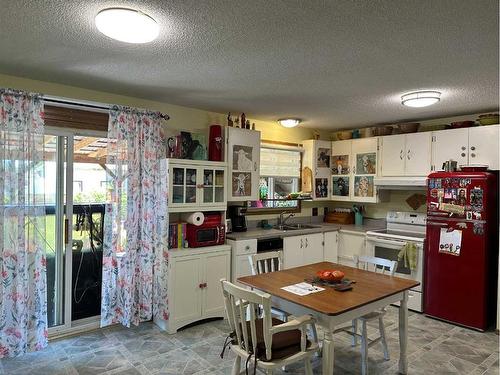 4901 53 Avenue, Berwyn, AB - Indoor Photo Showing Kitchen With Double Sink