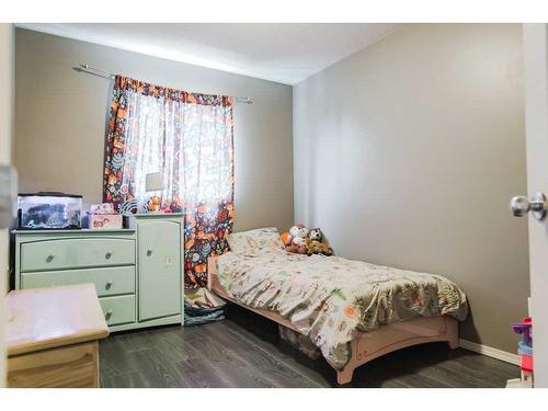 7122 90 Street, Grande Prairie, AB - Indoor Photo Showing Bedroom