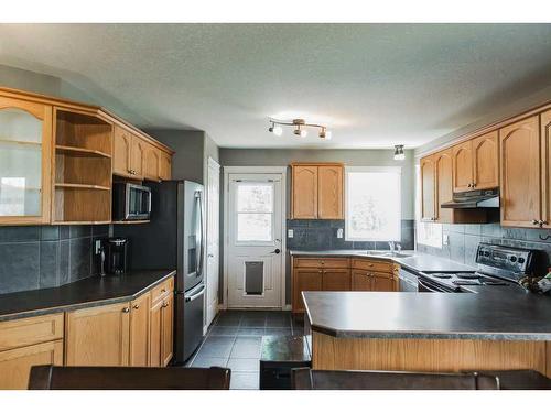 7122 90 Street, Grande Prairie, AB - Indoor Photo Showing Kitchen With Double Sink