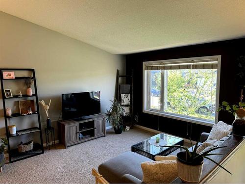 9041 131 Avenue, Grande Prairie, AB - Indoor Photo Showing Living Room